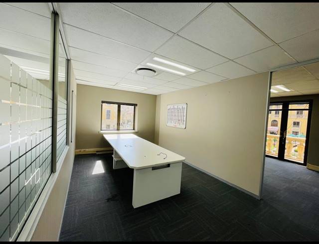 950M² OFFICE TO LET IN MAGALIESSIG
